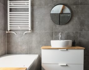 Le porte-serviettes : l’alliance du charme et de la fonctionnalité dans votre salle de bain